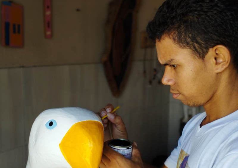 Yang iniciou seu trabalho no artesanato após observar os mais velhos (Foto: Arquivo Pessoal)