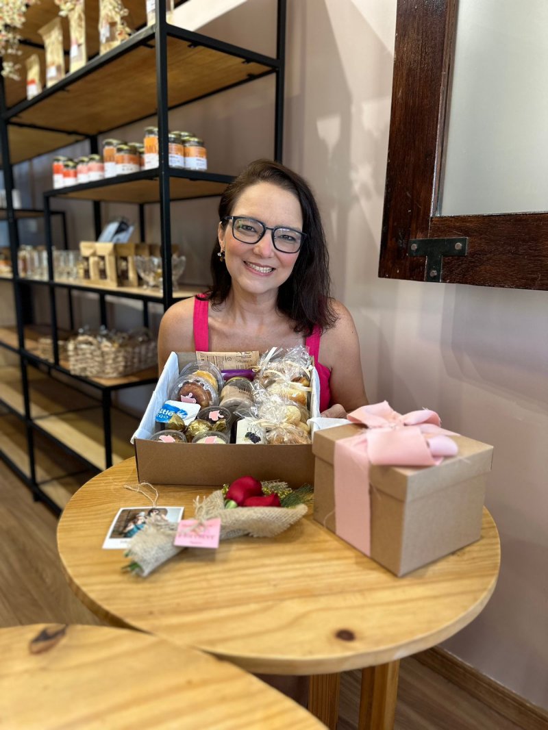 Carol Martins e alguns produtos desenvolvidos pela sua marca, o Café Próspero. Foto: cortesia